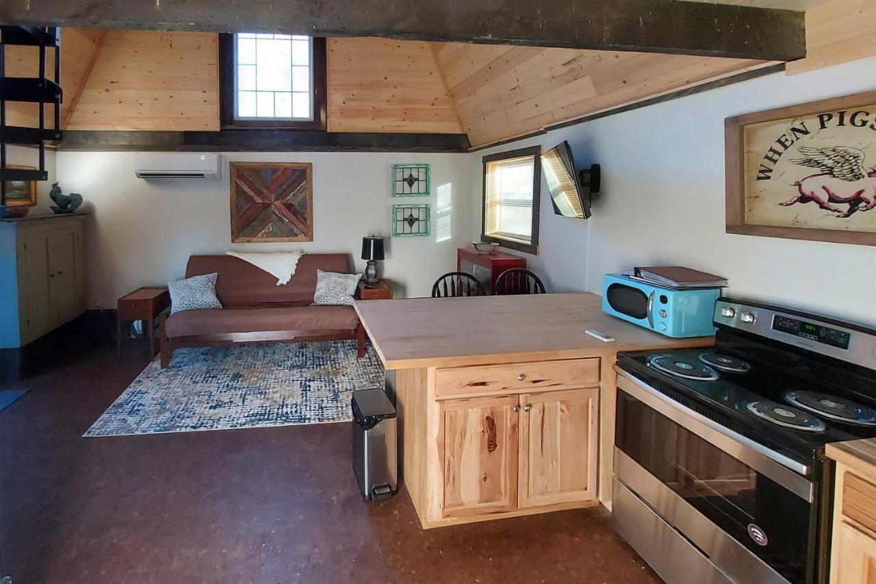 Rustic Hendersonville Farm Studio With Private Deck Exterior photo