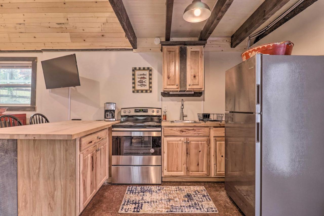 Rustic Hendersonville Farm Studio With Private Deck Exterior photo