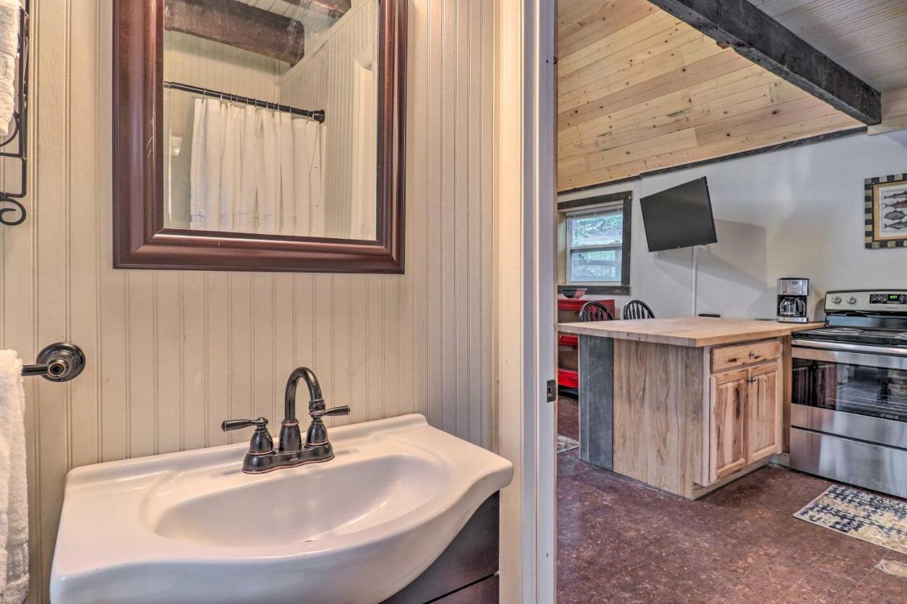 Rustic Hendersonville Farm Studio With Private Deck Exterior photo